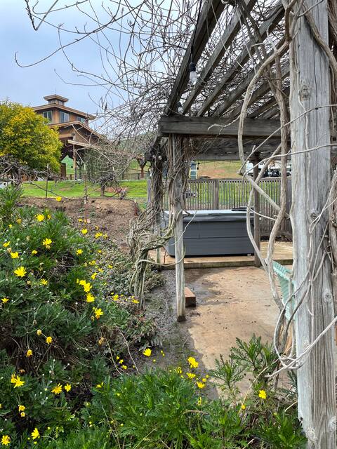 Powell Ranch Enjoy Jacuzzi on beautiful farm