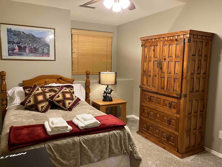 El dormitorio 2 tiene una cama de matrimonio, armario y armario. 