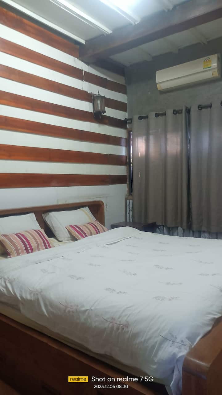 חדר שינה2 מיטת קינג סייז יחיד.