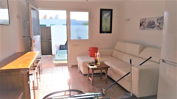 Na vjen keq për punën në proces kur -foto mori dhomën e studios me pamje nga tarraca private e diellit, portë hyrëse e kyçur ... divan-krevat kremi tani u zëvendësua me një divan krevat gri të errët