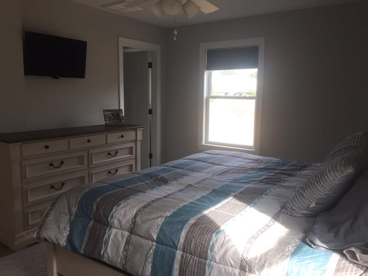 Lala kama King na Malkia kwenye godoro la starehe la King Tempur-Pedic Hybrid, lililo chini katika chumba kikuu kilicho na bafu kamili. 