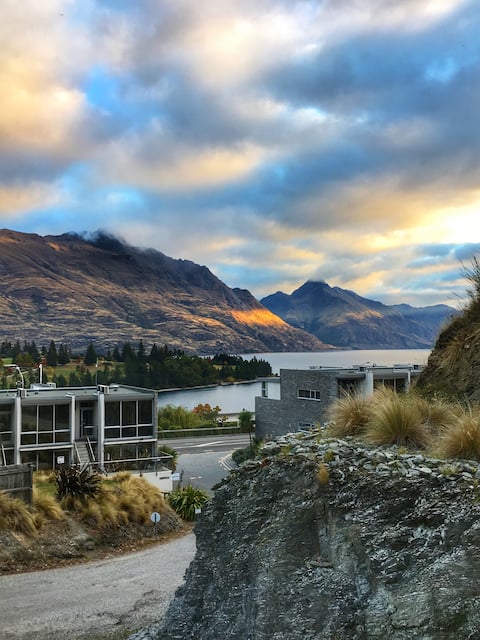 Cosy Lake View Modern Apartment Short Walk to Town