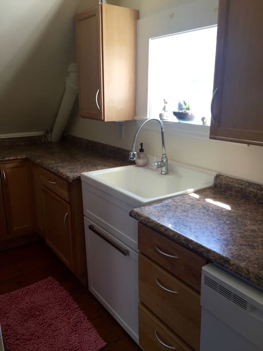 The lovely kitchen (includes a dishwasher as well!)