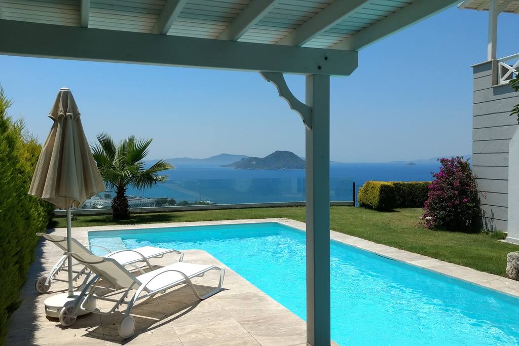 Garten mit Pool und Meerblick