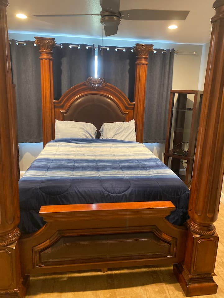 El dormitorio 3 tiene una cama tamaño queen y no tiene puerta.