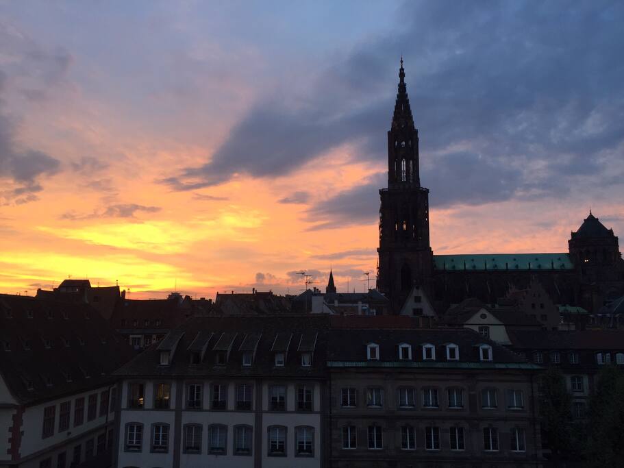 Confortable appartement avec balcon et vue sur la cathédrale dans l'hyper centre de Strasbourg.
Parfaitement situé pour découvrir la ville et ses monuments. Proche de commerces ( épicerie, coiffeurs, librairie, magasins bio, boutique de souvenirs ... ) et des lieux culturels ( musées de la ville, cathédrale, Palais de Rohan, petite France ...)
Idéal pour des touristes ou pour un voyage d'affaire. Appartement intégralement équipé.