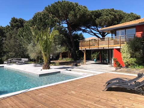 The red house, swimming pool, 2 min walk to the beach.