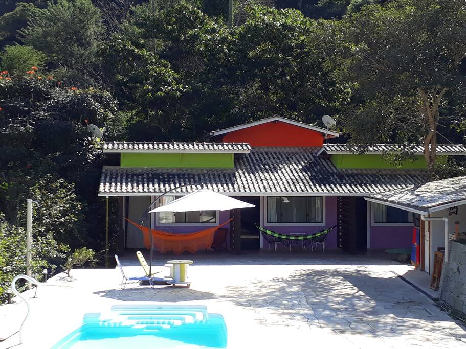 Pátio externo e vista frontal