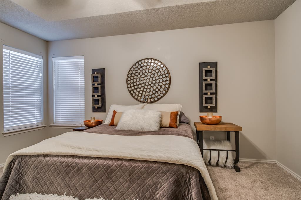 *The Master*New Carpet, Paint, Bedding, 4 Inch Memory Foam Toppers*Super Comfy Bed*