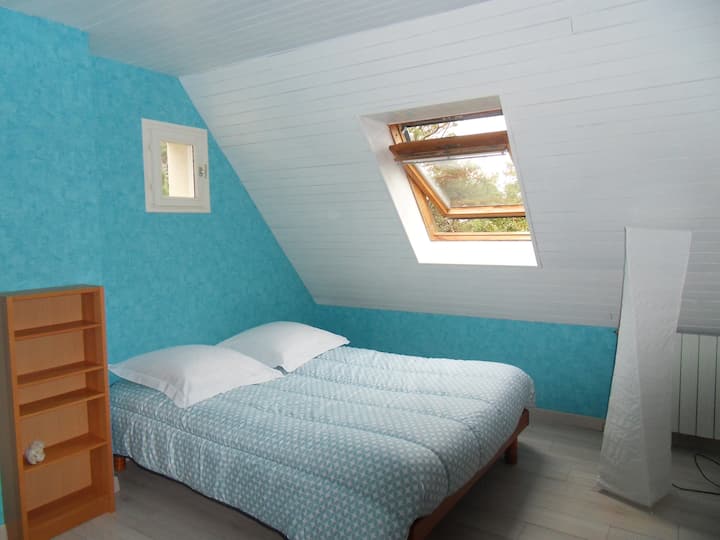 غرفة النوم الثانية (سرير 140 × 190)