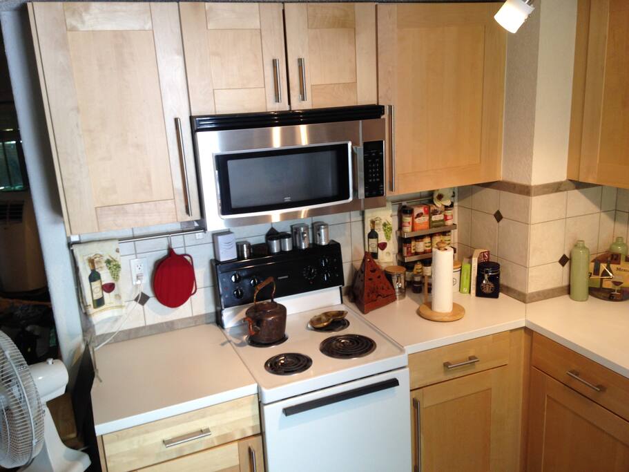 Fully stocked kitchen w all the basics. Coffee/tea, cream, jams and various condiments. If you know in advance you would like something specific and out-of-the-ordinary, please let us know in advance (we do travel ourselves!)