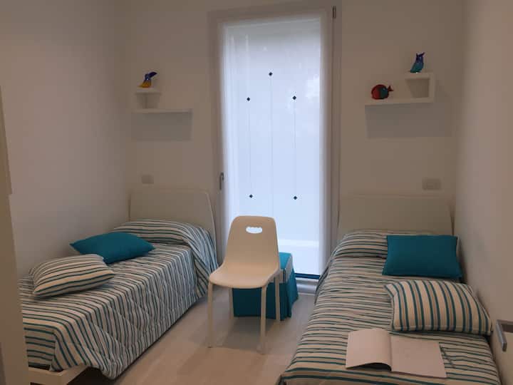 dormitorio, 2 camas individuales, TV, entrada al jardín