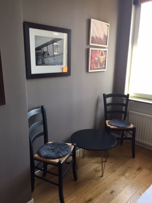 Rummet jag hyr ut med fönster mot gatan.