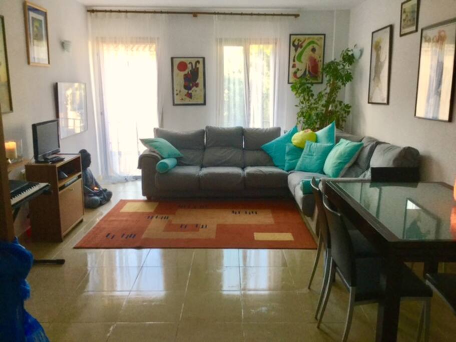Living Room
(shared)