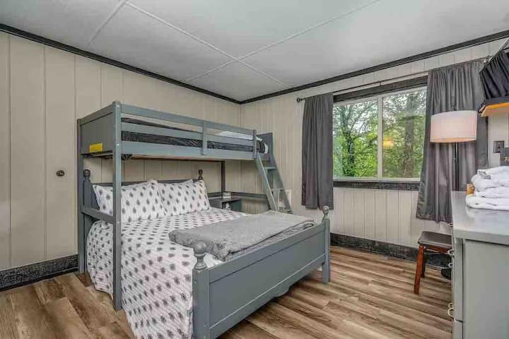 מיטה מלאה עם מיטת קומתיים זוגית