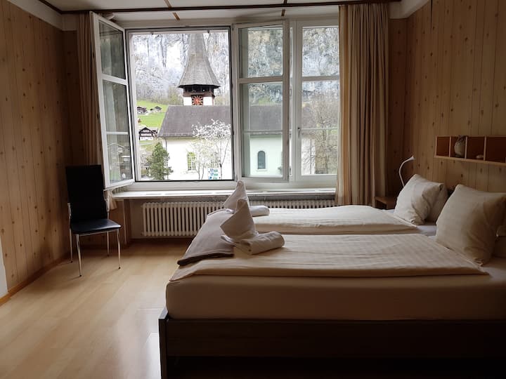 Dormitorio doble ( frente a la iglesia)