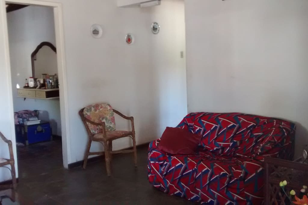 A sala de estar com 3 sofás e uma TV com TV a cabo Sky (the living room with 3 couches and a TV with cable channels)