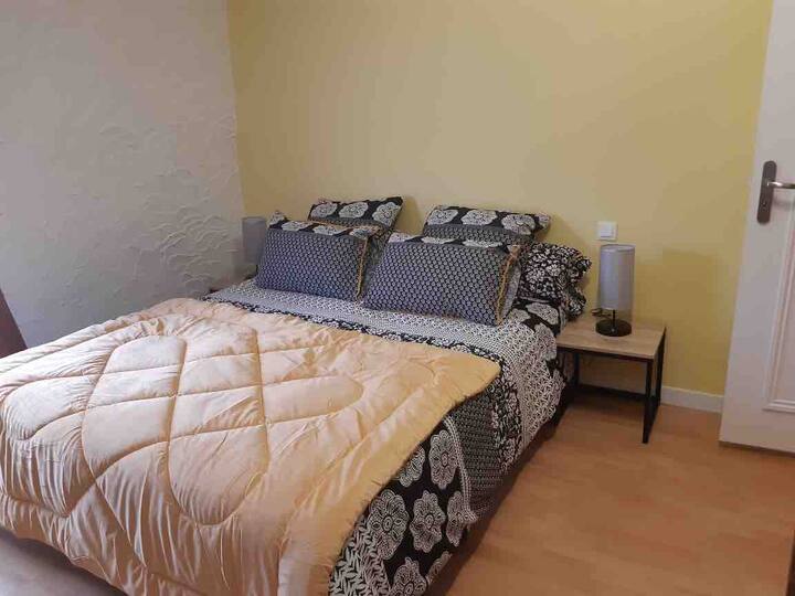 Chumba cha kulala 2 chenye kitanda cha 160C na runinga janja 