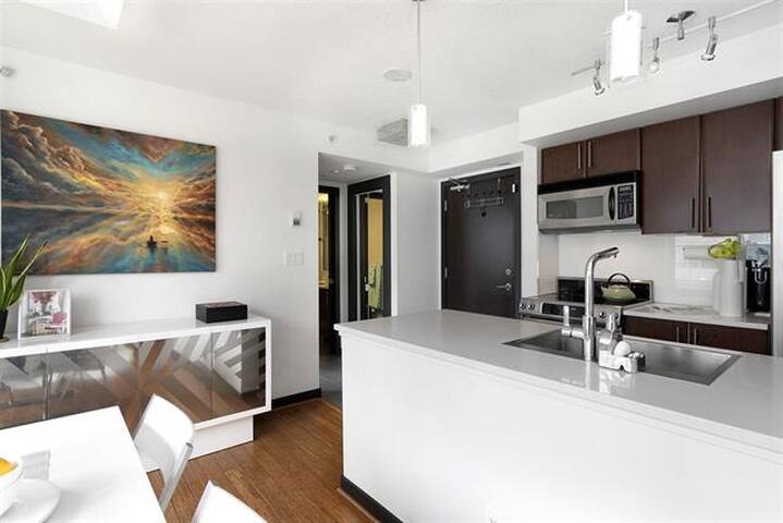 Downtown Penthouse-Loft-Private Rooftop Patio gallery image 5