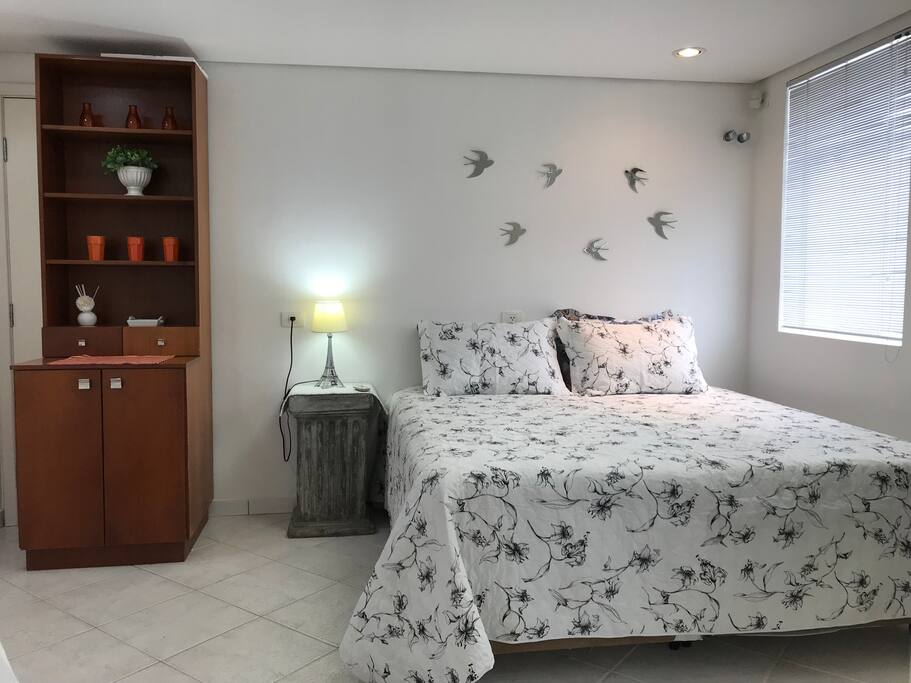 As duas camas de solteiro unidas formando uma cama King.
Usamos protetores de colchão e de travesseiros, que poderão ser escolhidos os tipos: espuma da nasa , plumas ou fibras.