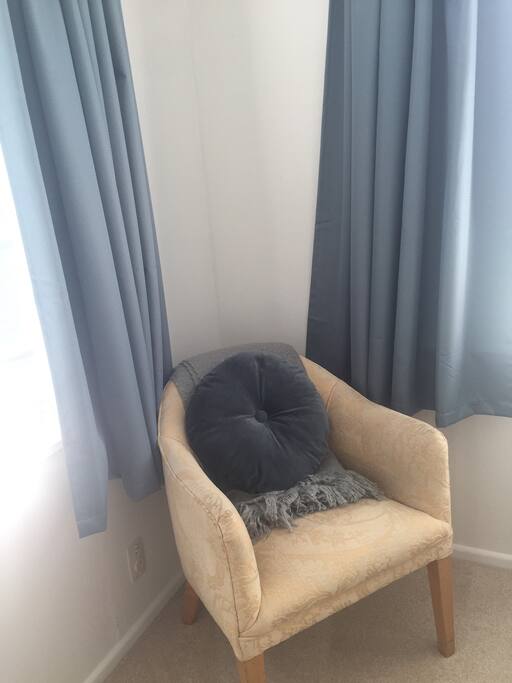 Reading seat