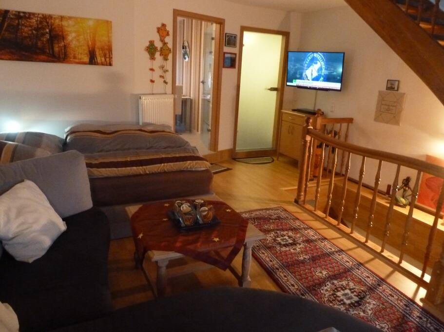 Wohnzimmeransicht auf Küche+Bad+TV