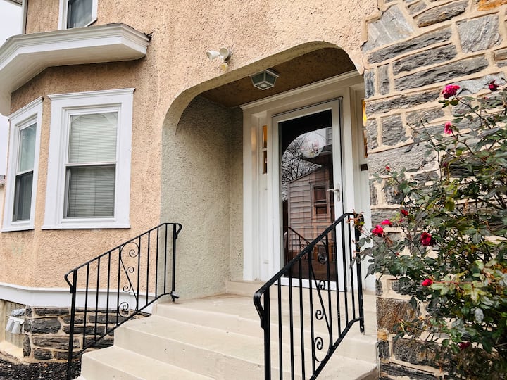 Stylish 3 bedroom in Suburbs Very Walkable Area Apartments for Rent