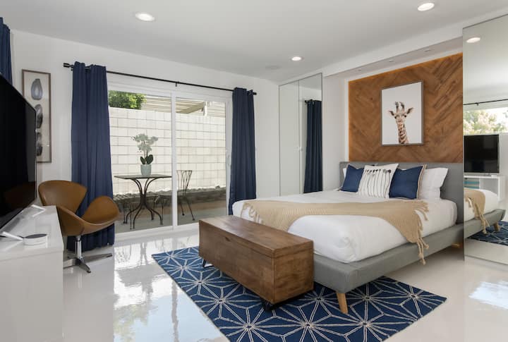 Dormitorio delantero con cama tamaño Queen y patio privado al aire libre