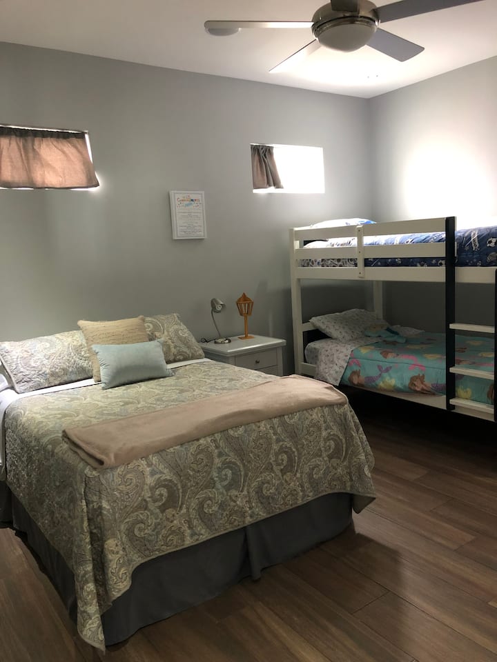 Recamara cama matrimonial y literas. מיטה בגודל מלא ומיטות קומתיים