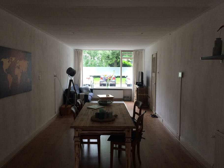 Woonkamer met eettafel en zitgedeelte