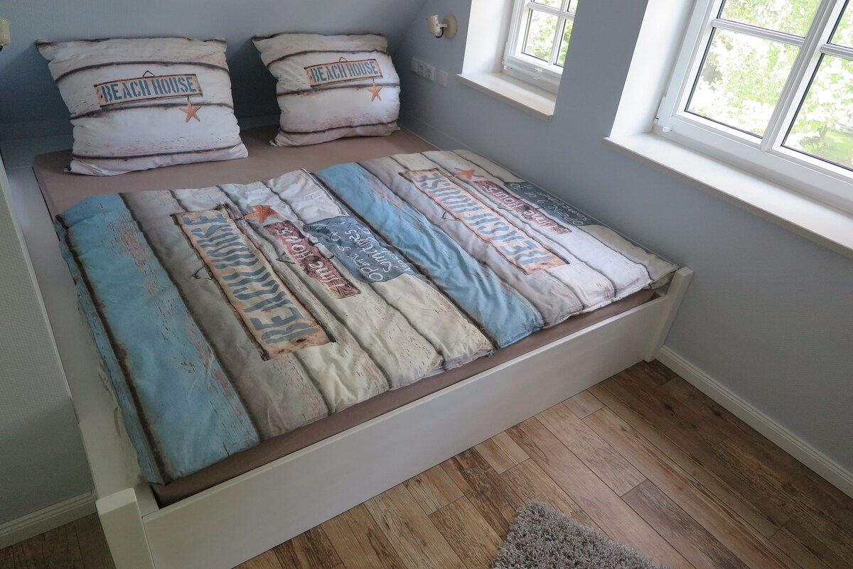 Dormitorio I (piso superior)  - cama doble de 180 cm x 200 cm con armario de farmacia, armario de farmacia y asientos