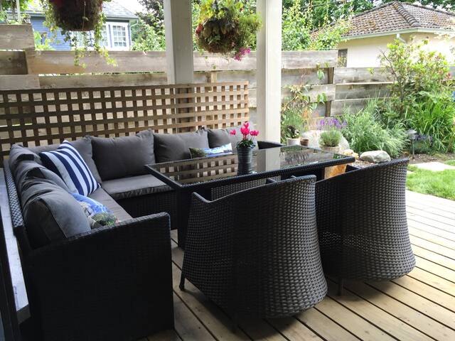 Modern Architectural lakeside Home On The Park gallery image 4