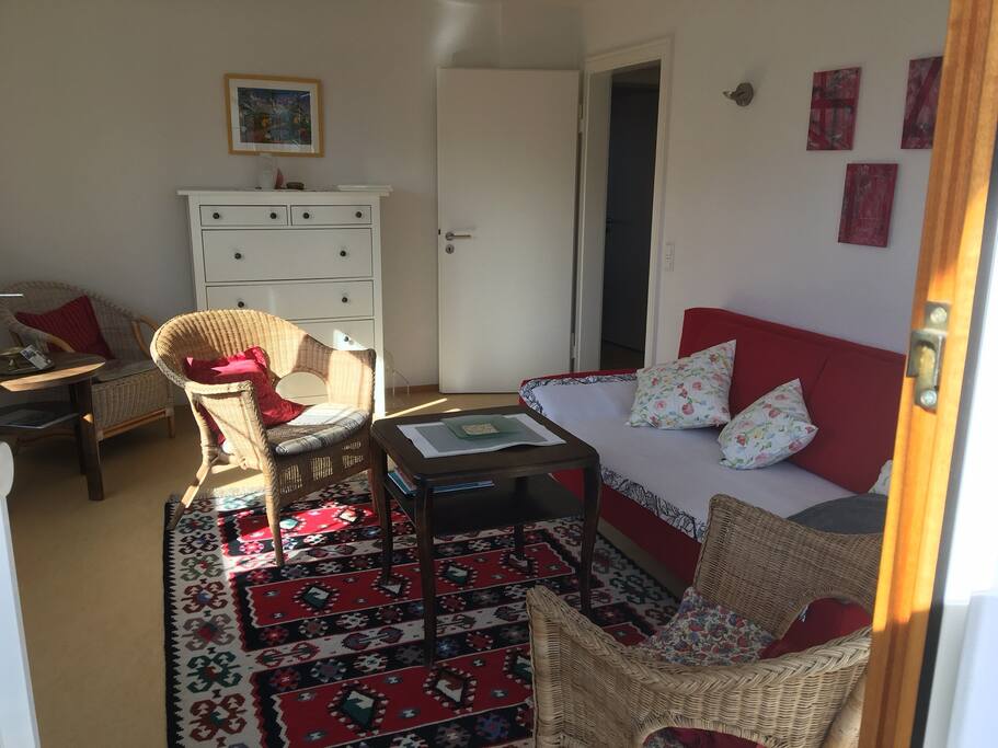 Wohnzimmer mit kleinem Balkon