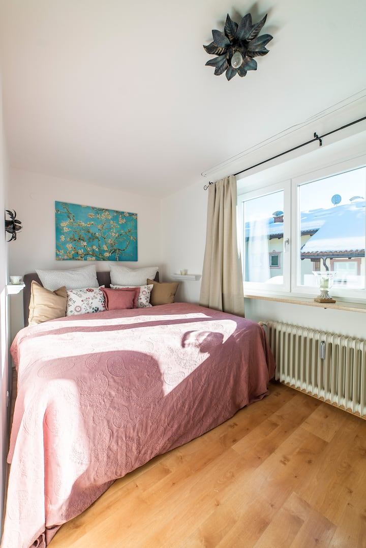 Spálňa ponúka pružinovú posteľ, ktorá zaisťuje maximálne pohodlie pri spaní. S priestrannou ležou plochou (1,80m x 2,00 m) a kombináciou matraca a vrchnej časti zažijete relaxačné noci a prebudíte sa svieži. 