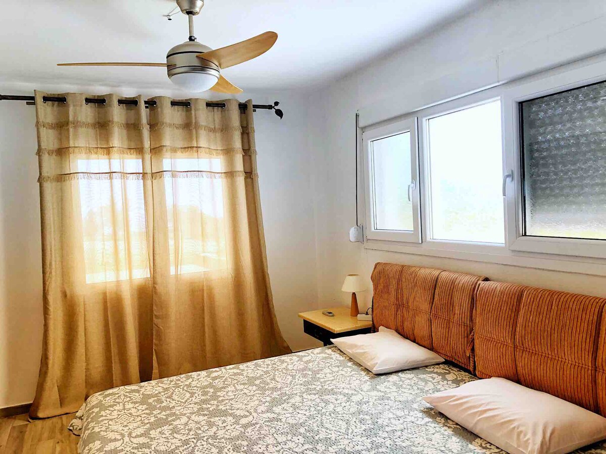 Slaapkamer 2 met kingsize bed. Matras gemaakt van latexschuim en ventilator aan het plafond. Super comfortabel bed 