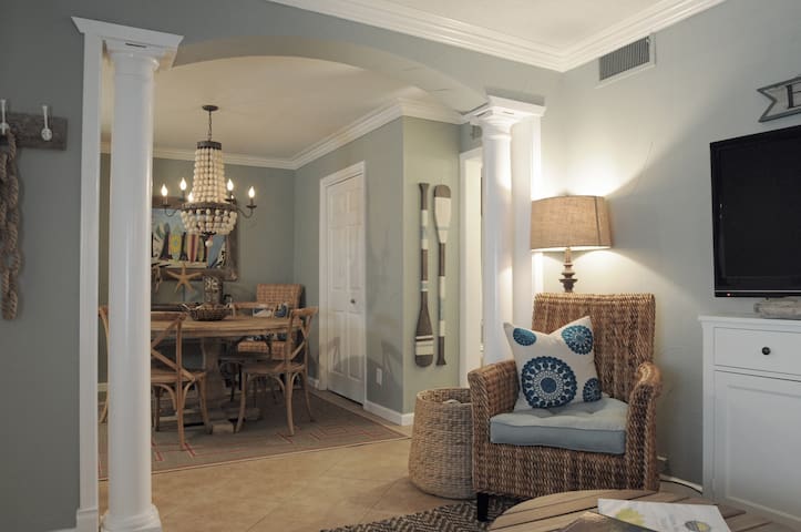 Renovated 2 Bedroom On The Beach