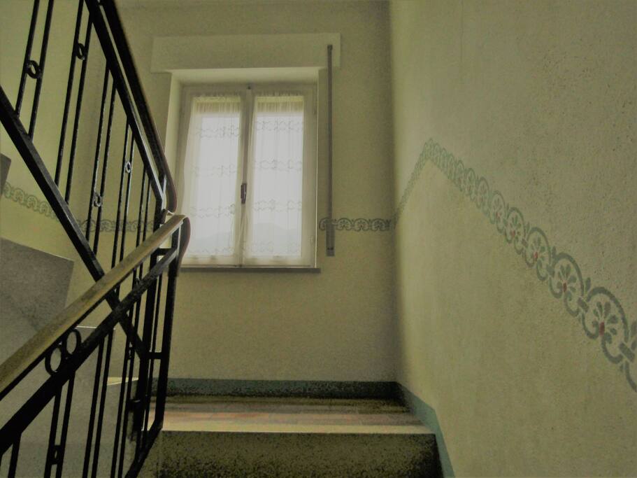 Scala da dove si accede all'appartamento...molto luminosa !