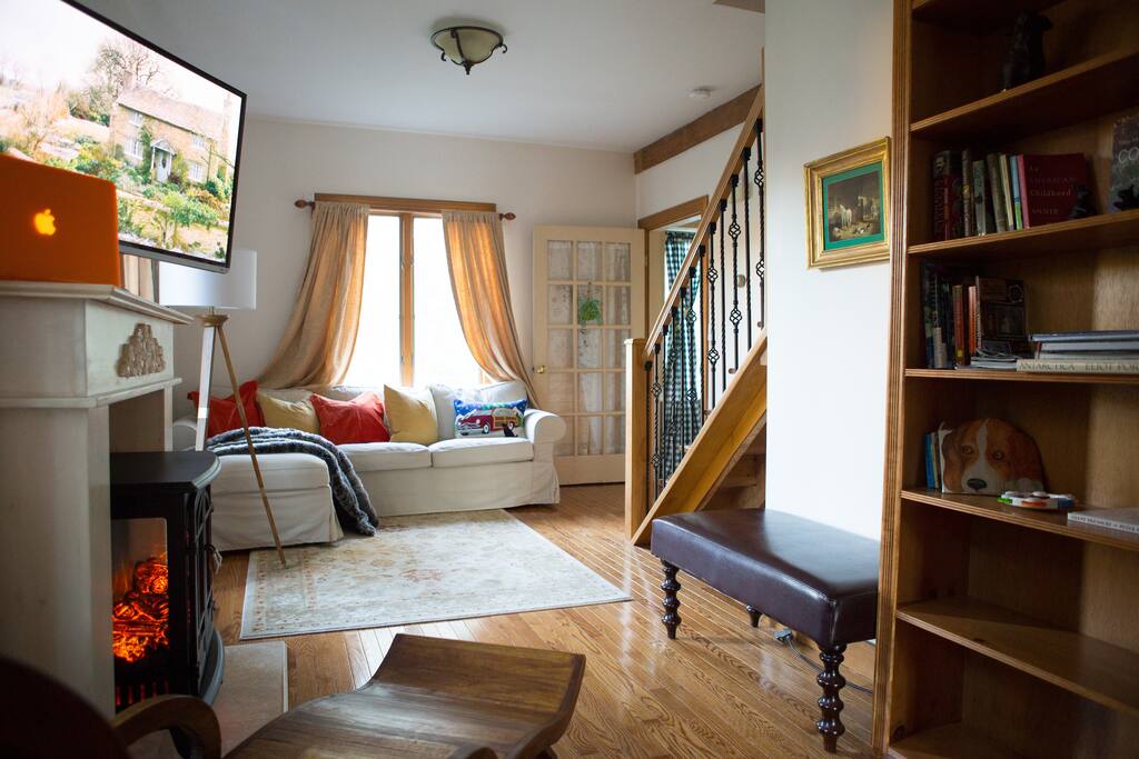 It's bright, cozy and homey in all seasons!