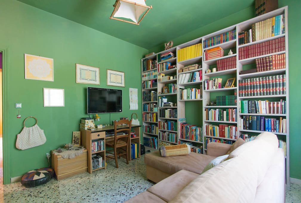 Salotto verde - scrivania e tv