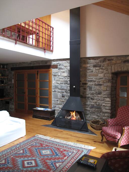Salón con chimenea.