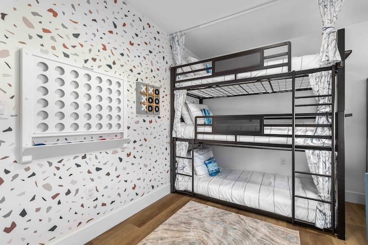 เตียงสองชั้น 3 หลังพร้อมผ้าม่านแบบสั่งทำพิเศษ Wall mount connect 4 and tic tac toe. 