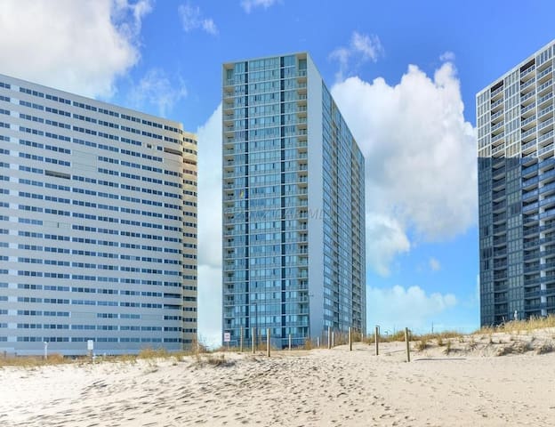 BEACH FRONT - The Quay-Beautiful & Spacious Condo!
