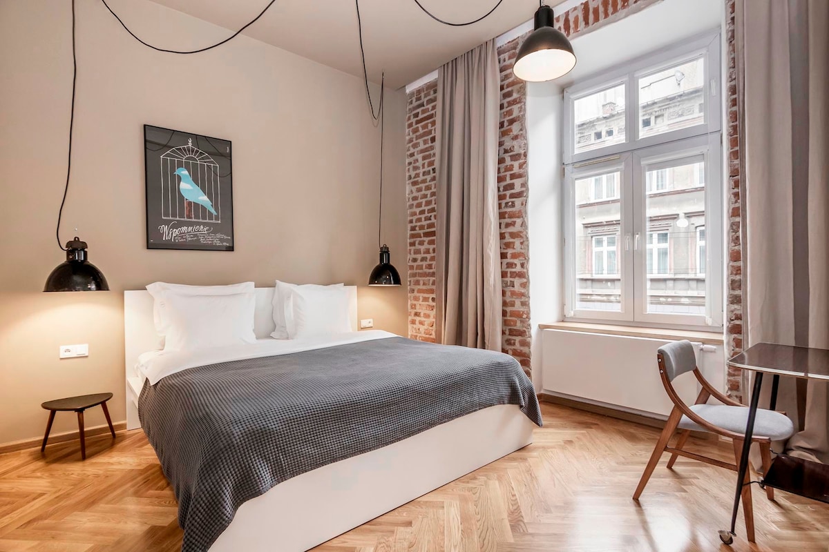 面向街道的私人卧室，配有舒适双人床