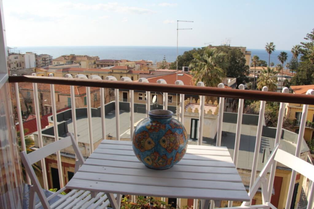 Terrazzino con vista mare