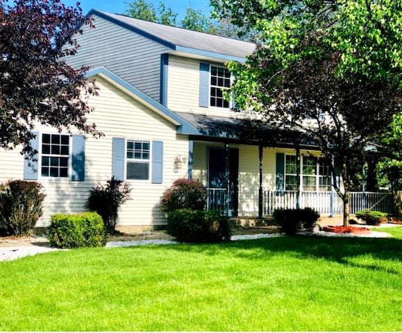 close to I-94  cozy home  private in Portage