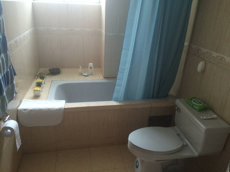 Baño compartido con todos los implementos