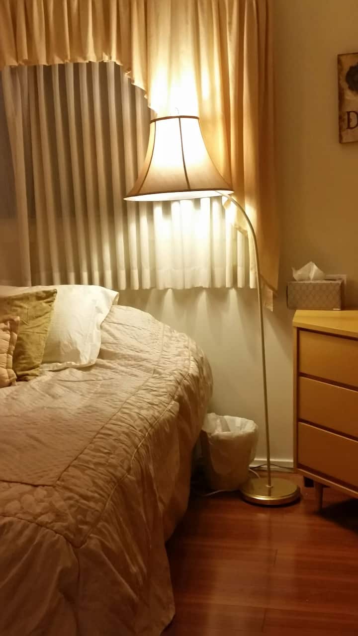 Ова е фотографија од топлиот амбиент на главната спална соба со голем прозорец кој гледа кон исток.