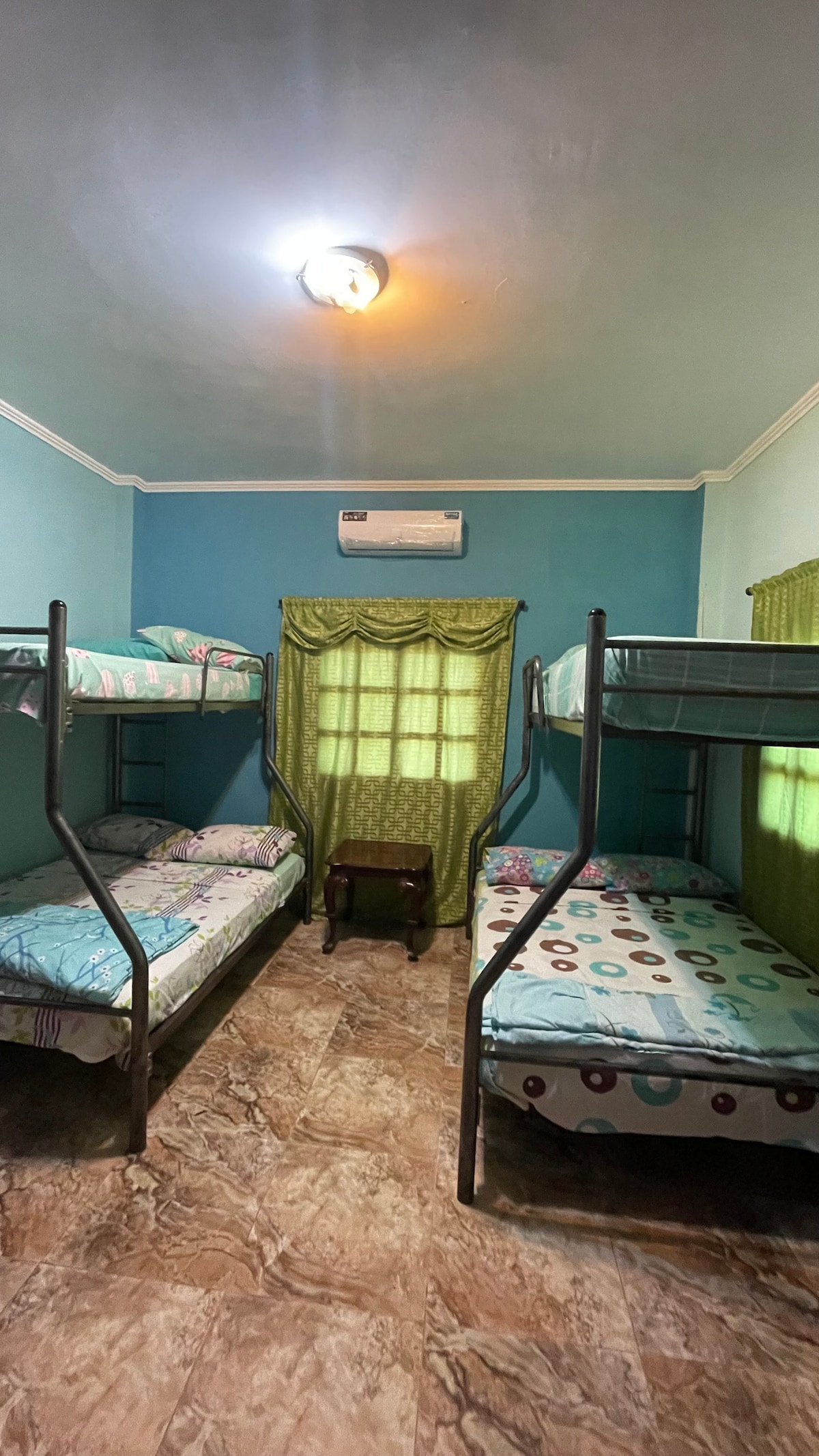 Prizemlje. 
Plava soba, 2 kreveta na kat, 2 kreveta ispod i 1 1/2 kreveta iznad.. kupaonica. 