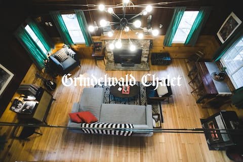 Grindelwald Chalet - Mid Century Cabin w/ Hot Tub