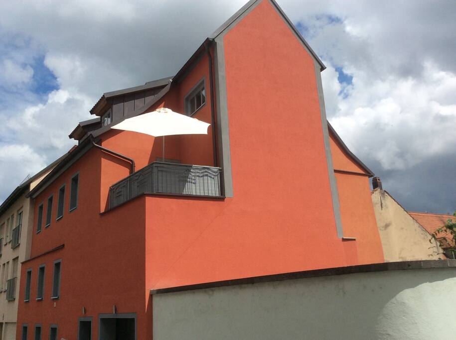 In diesem roten Haus.